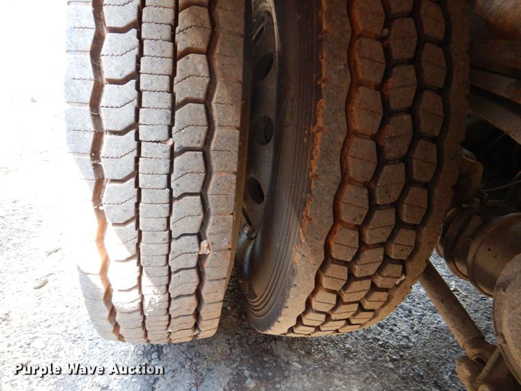 image for item DS8049 2002 Volvo VHD  vacuum truck