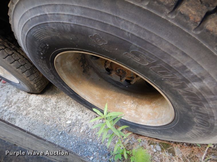 image for item DS8049 2002 Volvo VHD  vacuum truck