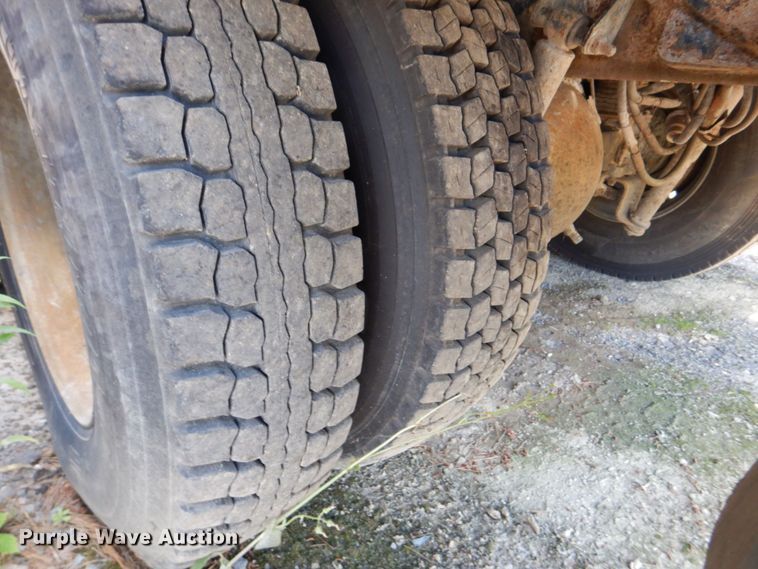 image for item DS8049 2002 Volvo VHD  vacuum truck