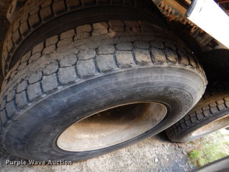 image for item DS8049 2002 Volvo VHD  vacuum truck