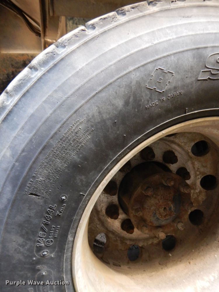 image for item DS8049 2002 Volvo VHD  vacuum truck