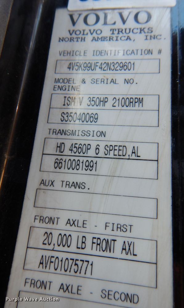 image for item DS8049 2002 Volvo VHD  vacuum truck