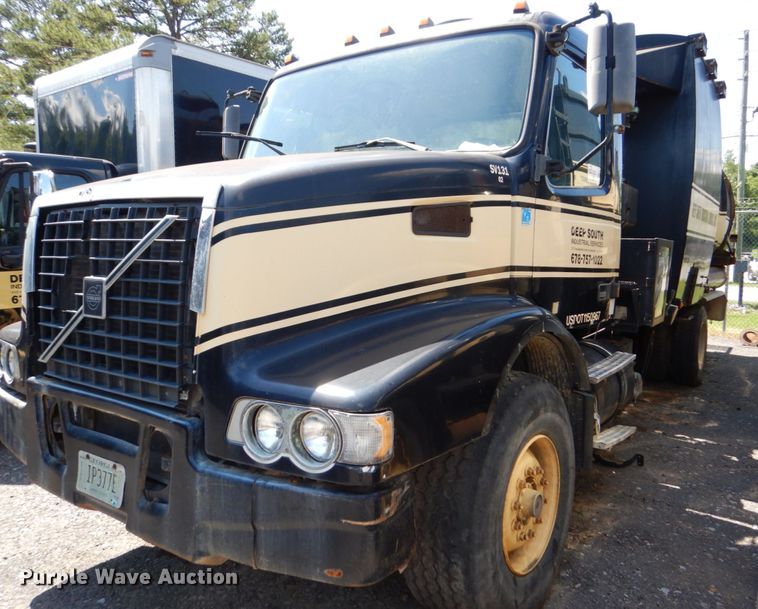 image for item DS8050 2002 Volvo VHD  vacuum truck