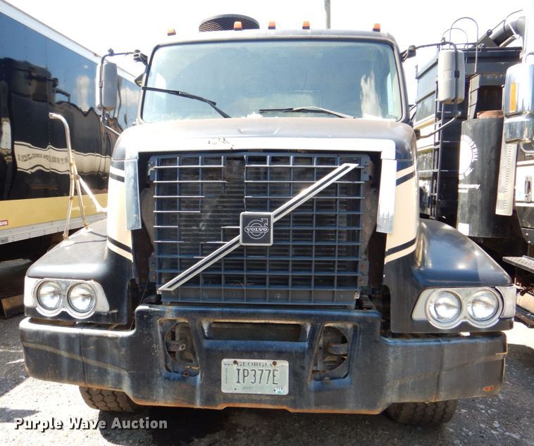 image for item DS8050 2002 Volvo VHD  vacuum truck