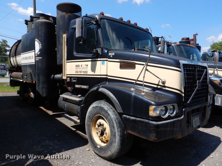 image for item DS8050 2002 Volvo VHD  vacuum truck