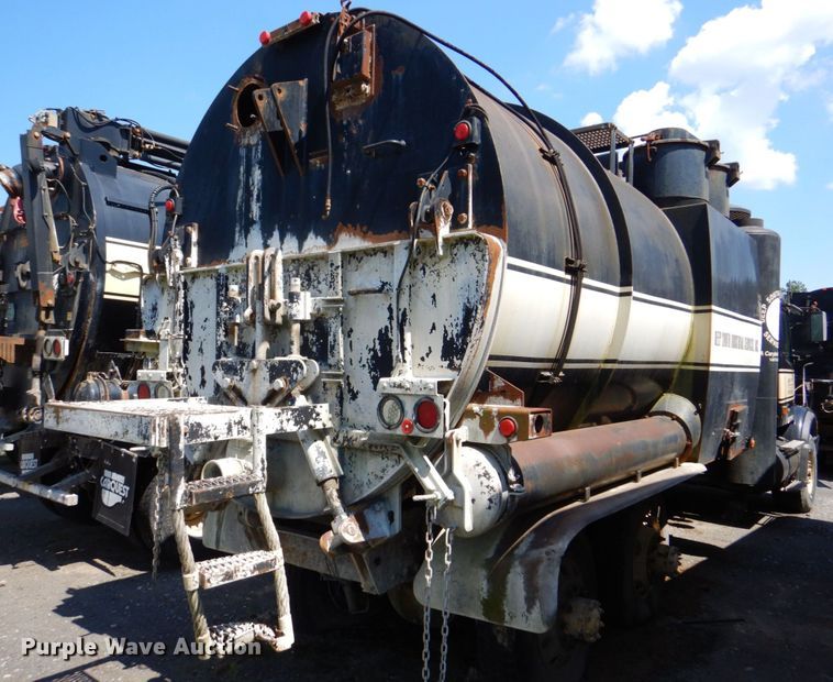 image for item DS8050 2002 Volvo VHD  vacuum truck