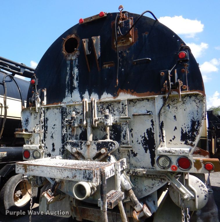 image for item DS8050 2002 Volvo VHD  vacuum truck