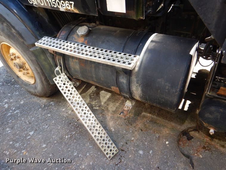 image for item DS8050 2002 Volvo VHD  vacuum truck