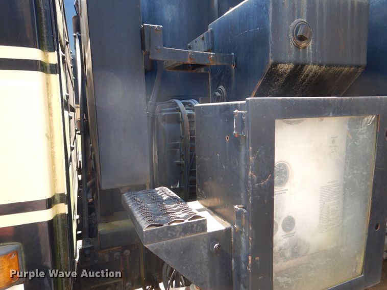 image for item DS8050 2002 Volvo VHD  vacuum truck