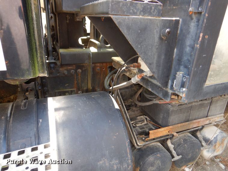 image for item DS8050 2002 Volvo VHD  vacuum truck