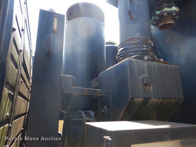 image for item DS8050 2002 Volvo VHD  vacuum truck