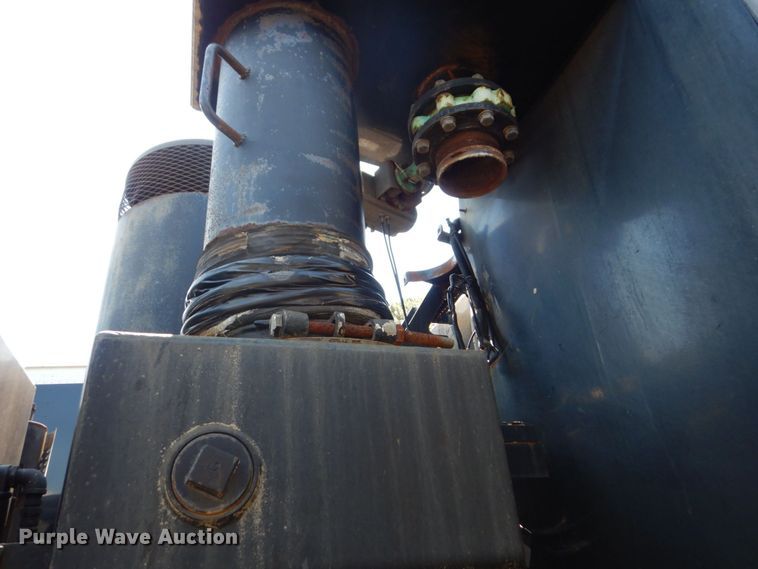 image for item DS8050 2002 Volvo VHD  vacuum truck