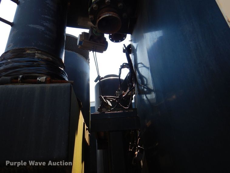 image for item DS8050 2002 Volvo VHD  vacuum truck