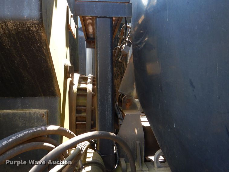 image for item DS8050 2002 Volvo VHD  vacuum truck