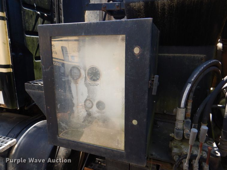 image for item DS8050 2002 Volvo VHD  vacuum truck