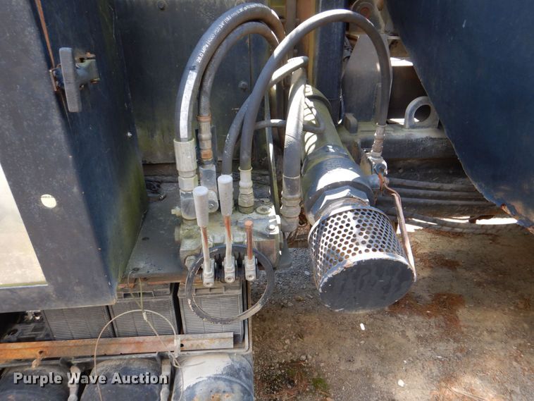 image for item DS8050 2002 Volvo VHD  vacuum truck