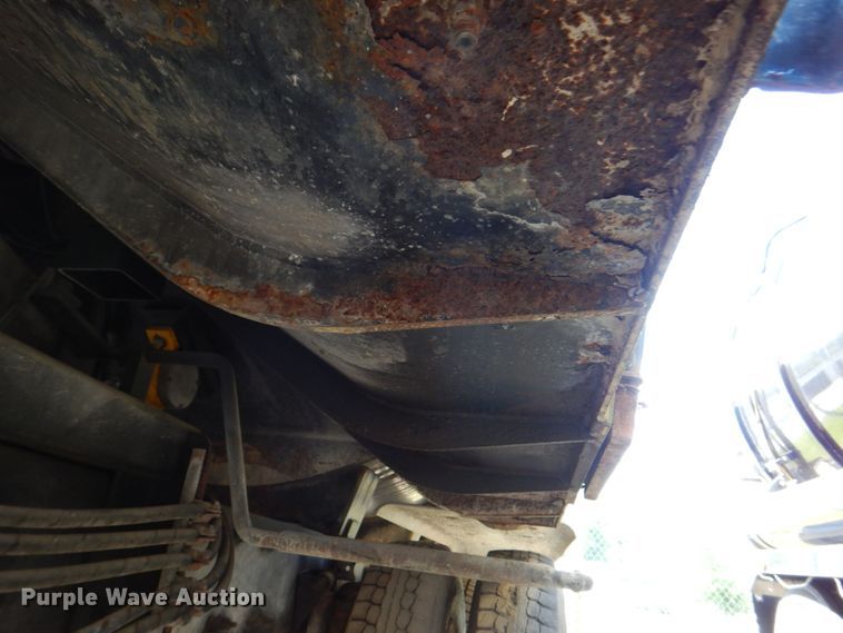 image for item DS8050 2002 Volvo VHD  vacuum truck