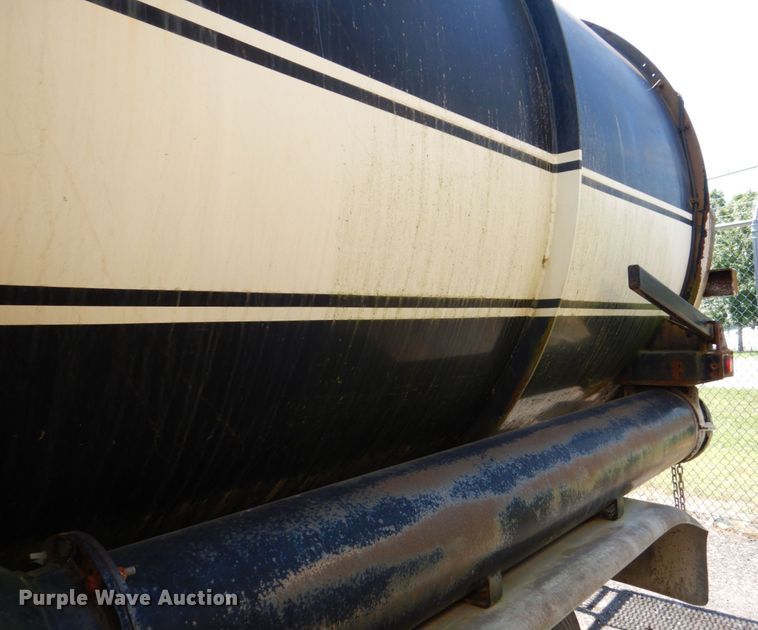 image for item DS8050 2002 Volvo VHD  vacuum truck