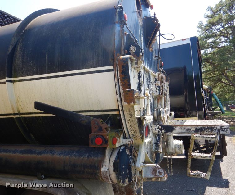 image for item DS8050 2002 Volvo VHD  vacuum truck