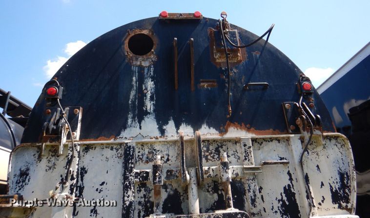 image for item DS8050 2002 Volvo VHD  vacuum truck