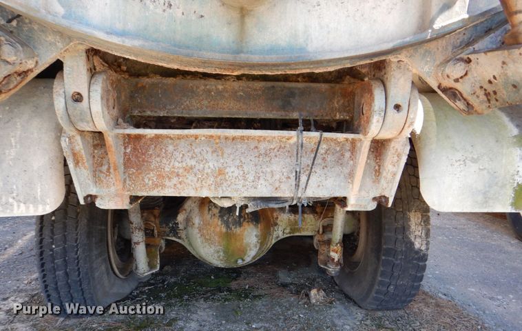 image for item DS8050 2002 Volvo VHD  vacuum truck