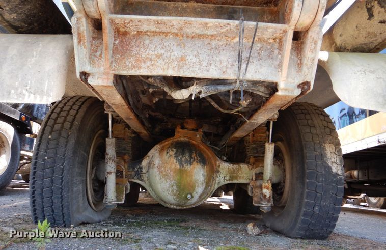 image for item DS8050 2002 Volvo VHD  vacuum truck