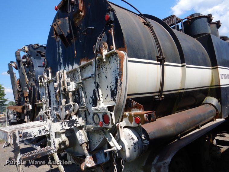 image for item DS8050 2002 Volvo VHD  vacuum truck