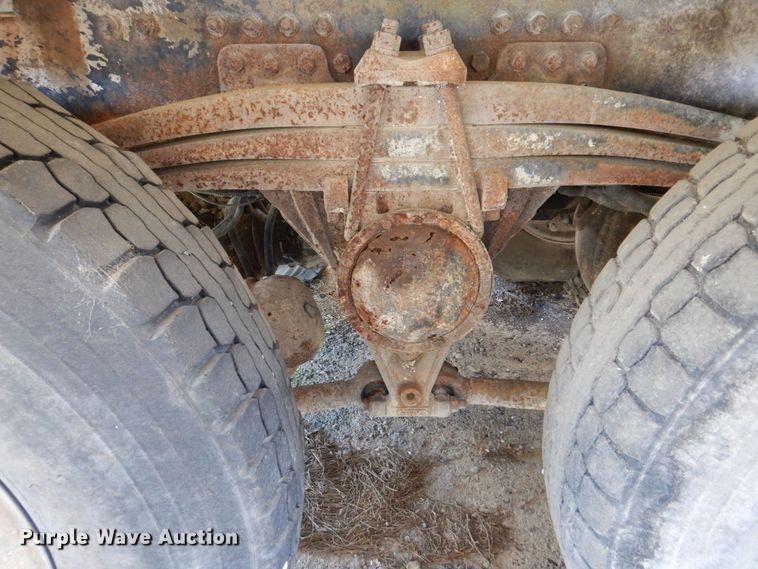 image for item DS8050 2002 Volvo VHD  vacuum truck