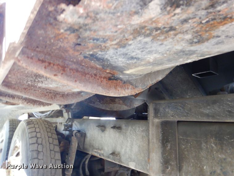 image for item DS8050 2002 Volvo VHD  vacuum truck