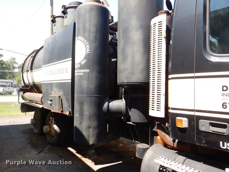 image for item DS8050 2002 Volvo VHD  vacuum truck