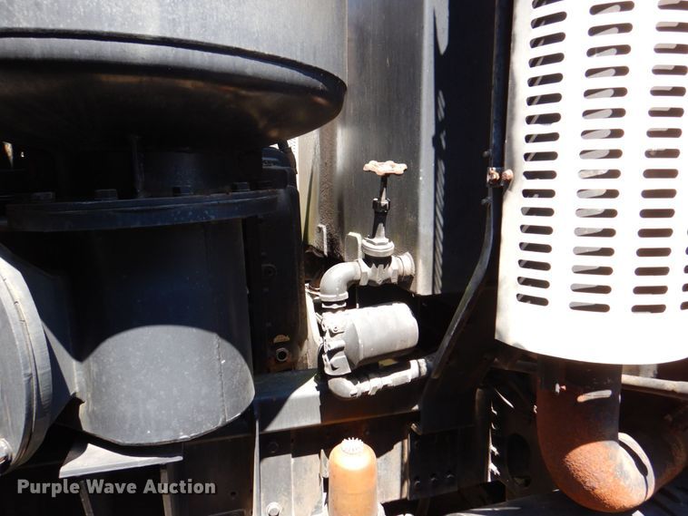 image for item DS8050 2002 Volvo VHD  vacuum truck