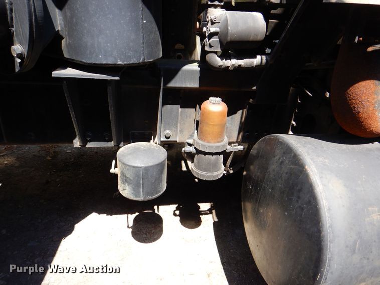 image for item DS8050 2002 Volvo VHD  vacuum truck