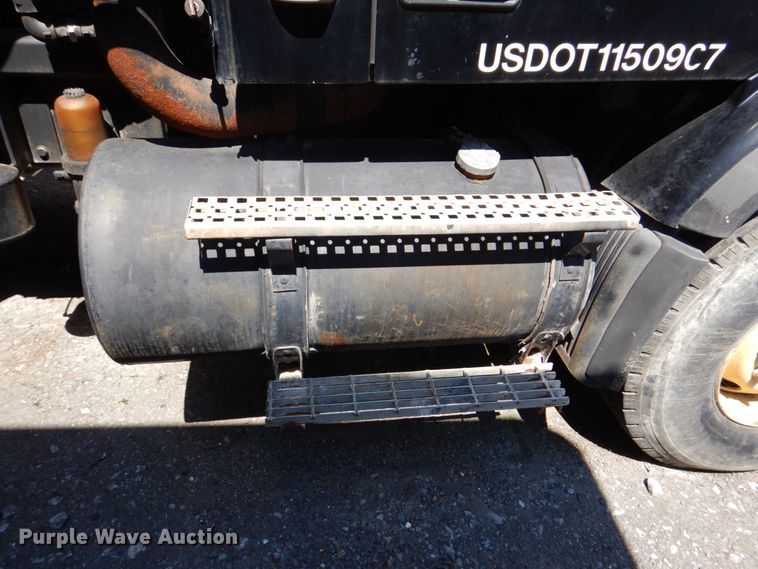 image for item DS8050 2002 Volvo VHD  vacuum truck