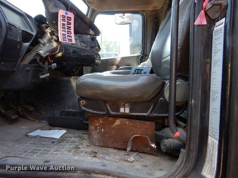 image for item DS8050 2002 Volvo VHD  vacuum truck