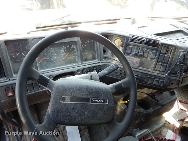 image for item DS8050 2002 Volvo VHD  vacuum truck