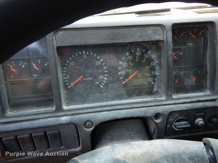 image for item DS8050 2002 Volvo VHD  vacuum truck