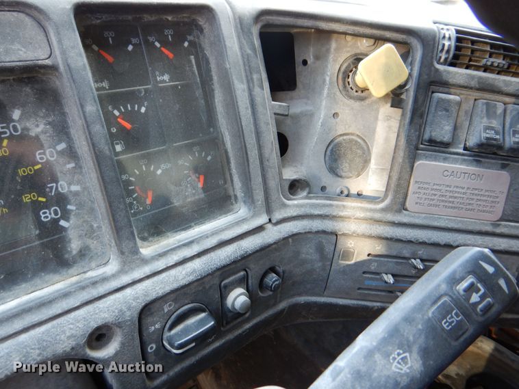 image for item DS8050 2002 Volvo VHD  vacuum truck