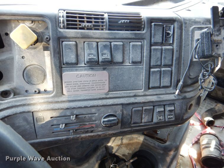 image for item DS8050 2002 Volvo VHD  vacuum truck