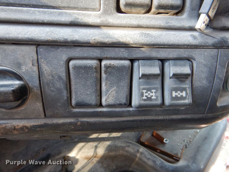 image for item DS8050 2002 Volvo VHD  vacuum truck