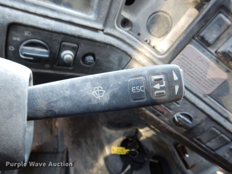 image for item DS8050 2002 Volvo VHD  vacuum truck