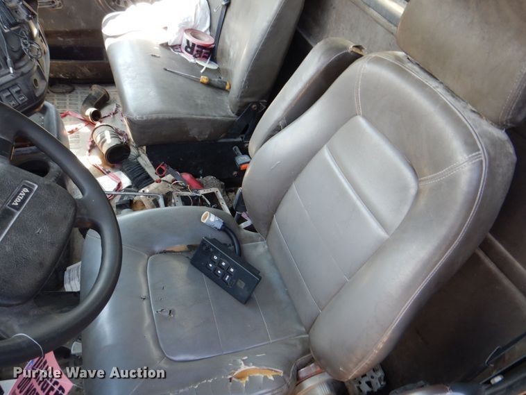 image for item DS8050 2002 Volvo VHD  vacuum truck