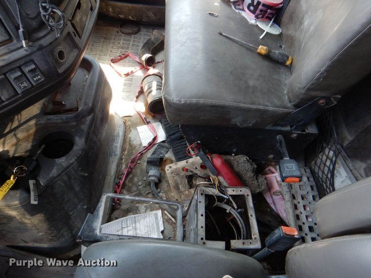 image for item DS8050 2002 Volvo VHD  vacuum truck