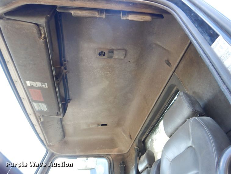 image for item DS8050 2002 Volvo VHD  vacuum truck