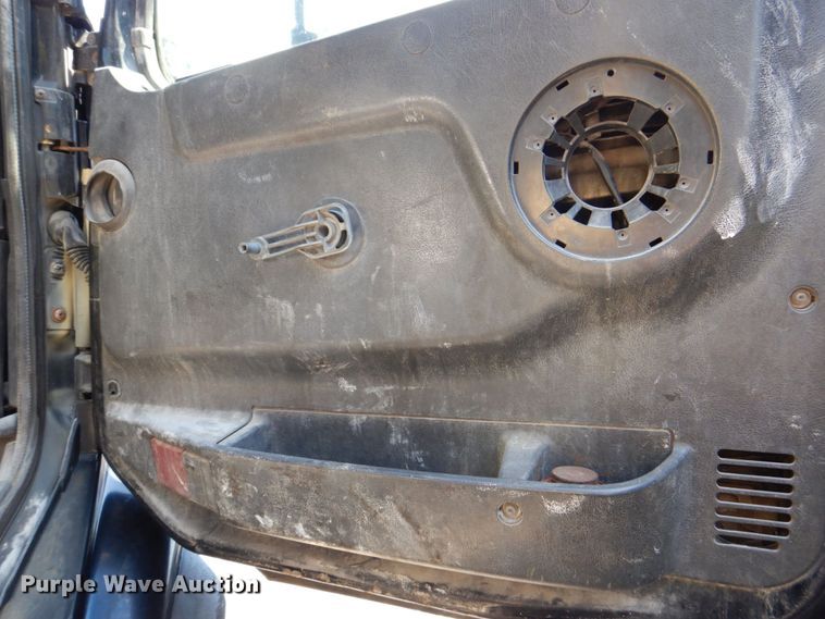 image for item DS8050 2002 Volvo VHD  vacuum truck