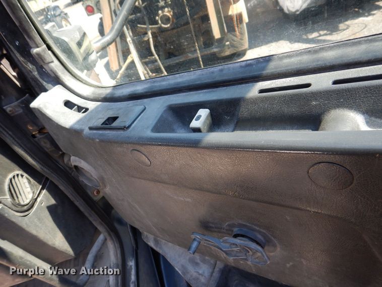 image for item DS8050 2002 Volvo VHD  vacuum truck