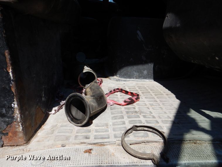 image for item DS8050 2002 Volvo VHD  vacuum truck