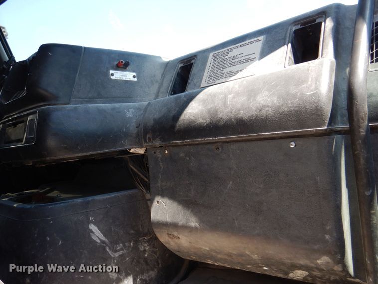 image for item DS8050 2002 Volvo VHD  vacuum truck