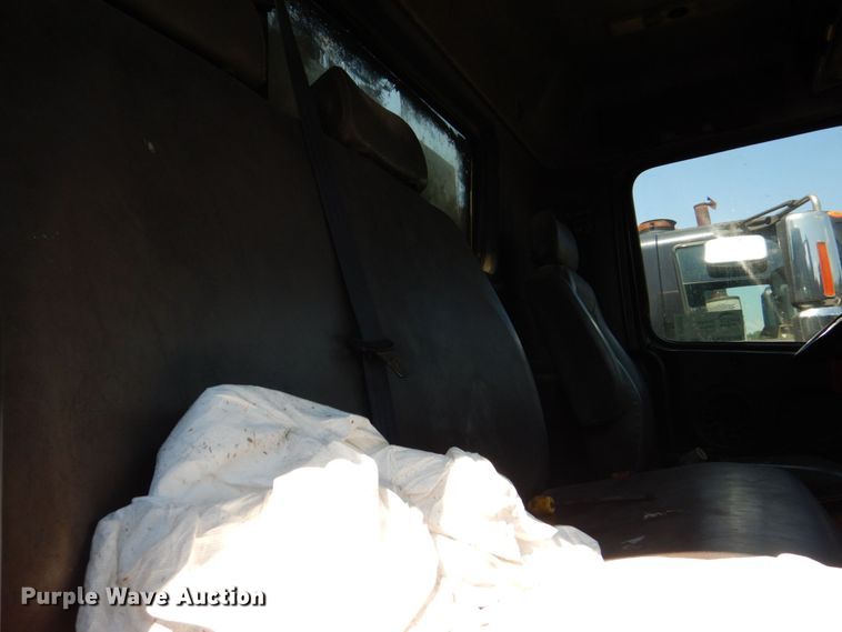 image for item DS8050 2002 Volvo VHD  vacuum truck