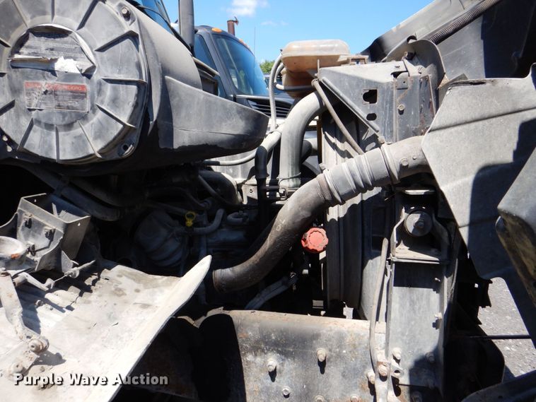image for item DS8050 2002 Volvo VHD  vacuum truck