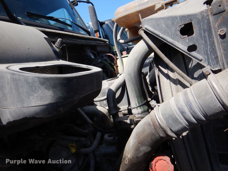 image for item DS8050 2002 Volvo VHD  vacuum truck